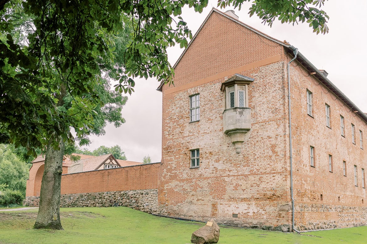 Hochzeit auf Burg Storkow mit freier Trauung im elterlichen Vierseithof