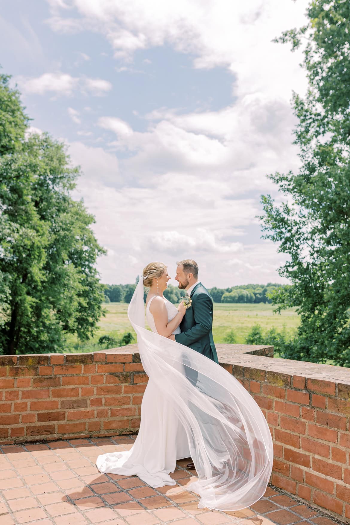 Hochzeit auf Burg Storkow mit freier Trauung im elterlichen Vierseithof