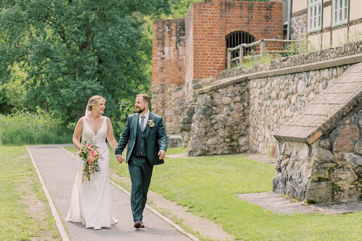 Hochzeit auf Burg Storkow mit freier Trauung im elterlichen Vierseithof