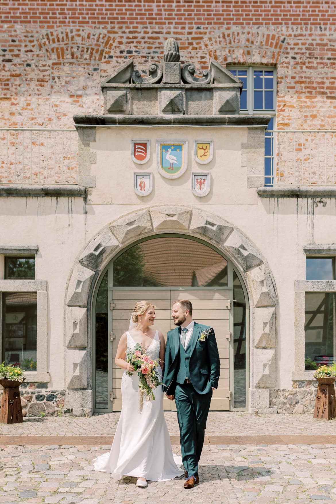 Hochzeit auf Burg Storkow mit freier Trauung im elterlichen Vierseithof