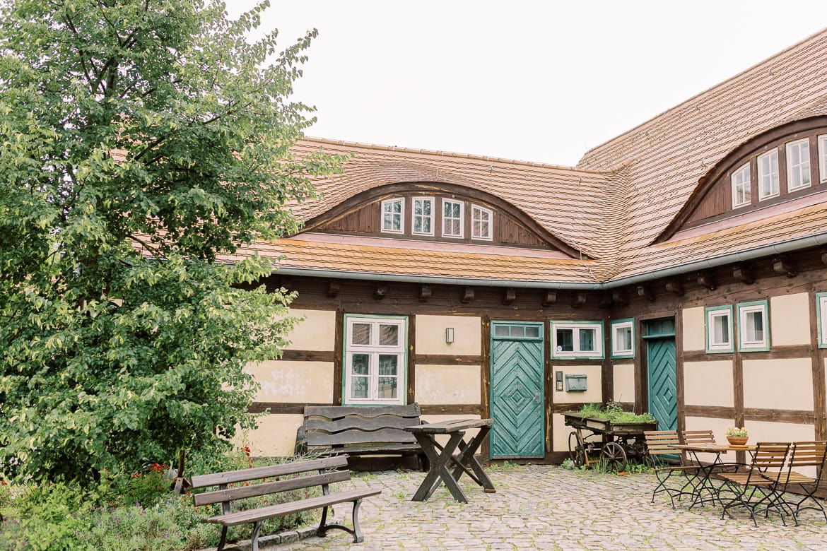 Hochzeit auf Burg Storkow mit freier Trauung im elterlichen Vierseithof