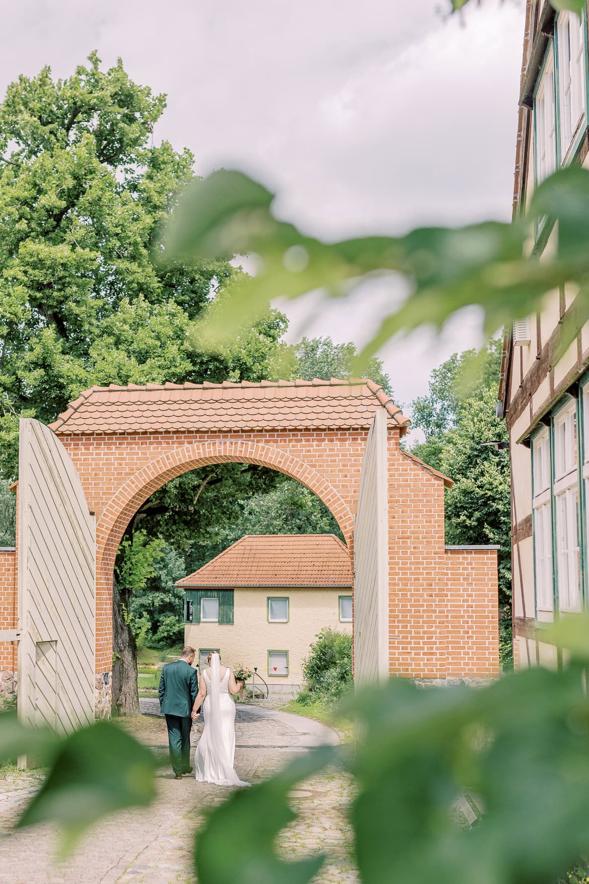 Hochzeit auf Burg Storkow mit freier Trauung im elterlichen Vierseithof