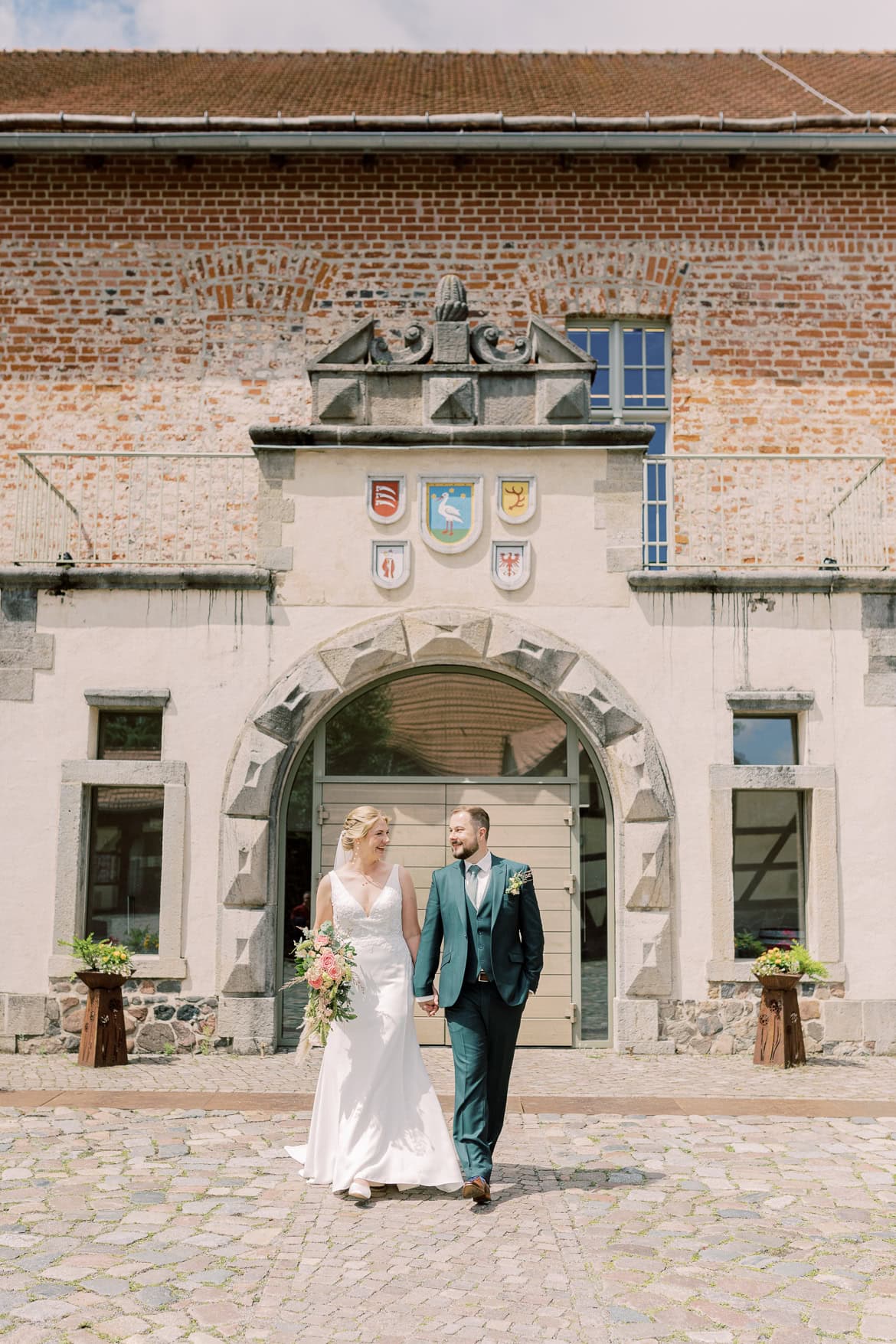 Hochzeit auf Burg Storkow mit freier Trauung im elterlichen Vierseithof