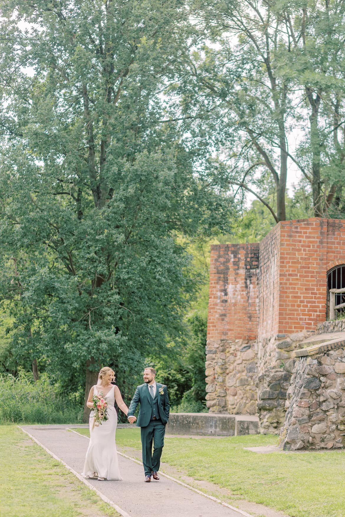 Hochzeit auf Burg Storkow mit freier Trauung im elterlichen Vierseithof