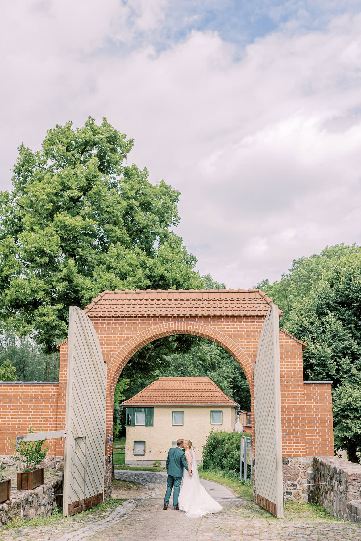 Hochzeit auf Burg Storkow mit freier Trauung im elterlichen Vierseithof