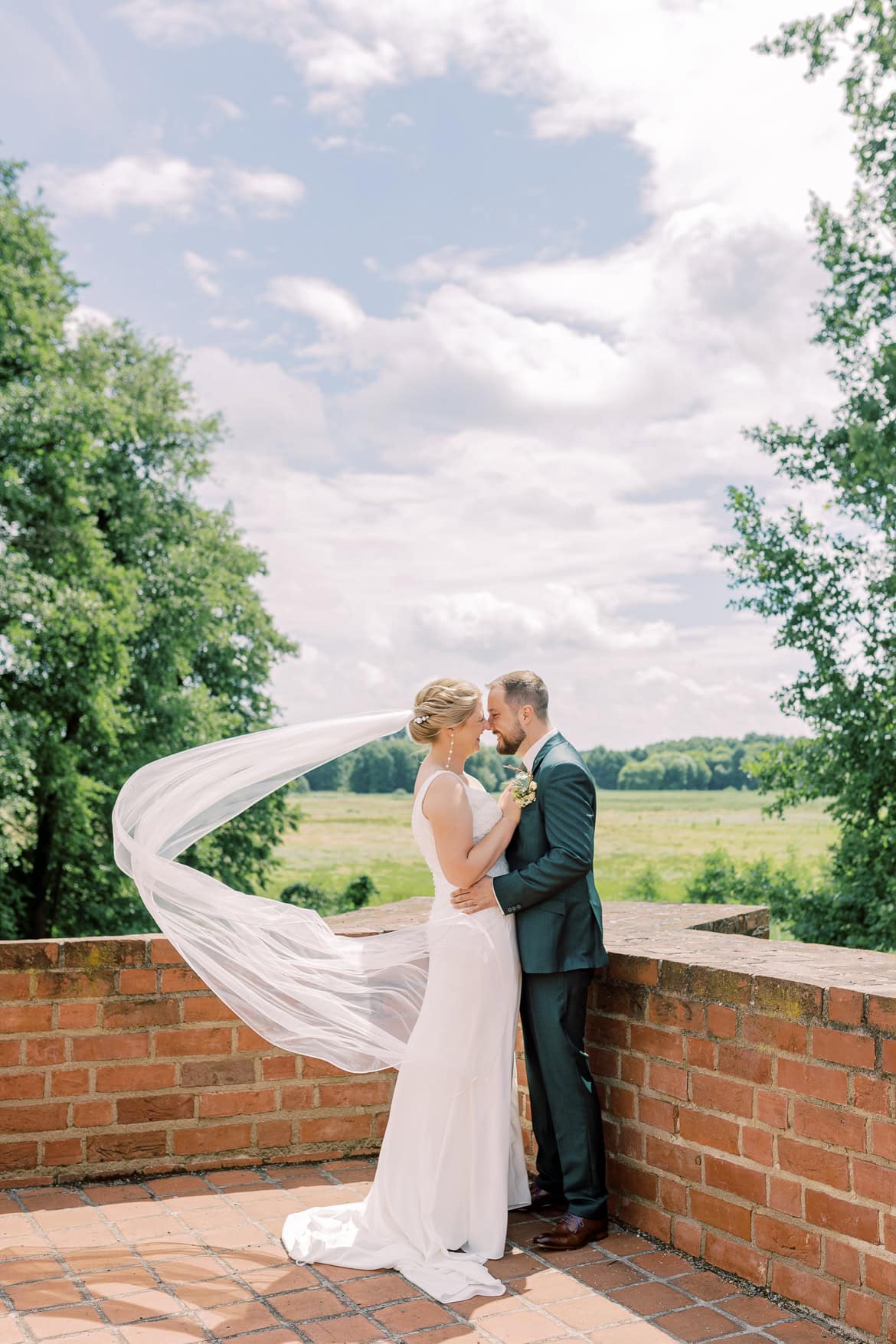 Hochzeit auf Burg Storkow mit freier Trauung im elterlichen Vierseithof