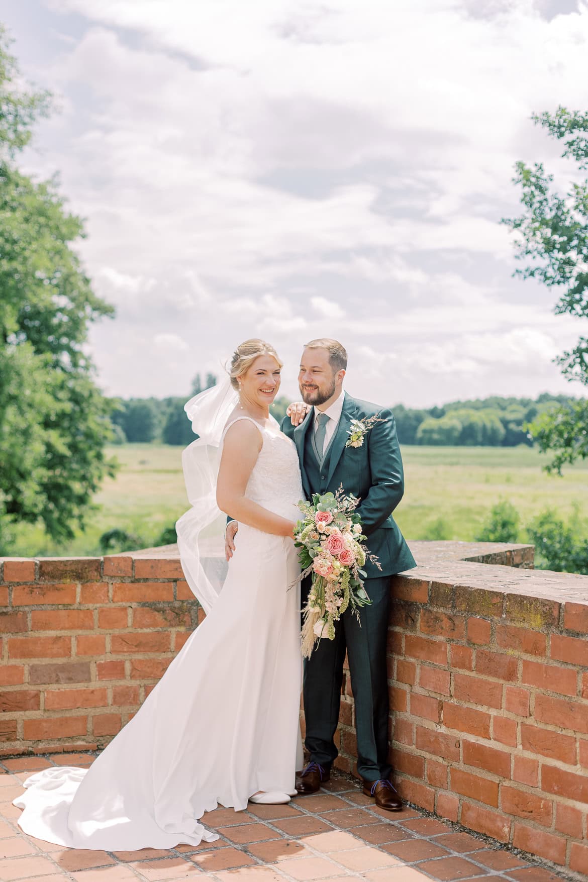 Hochzeit auf Burg Storkow mit freier Trauung im elterlichen Vierseithof