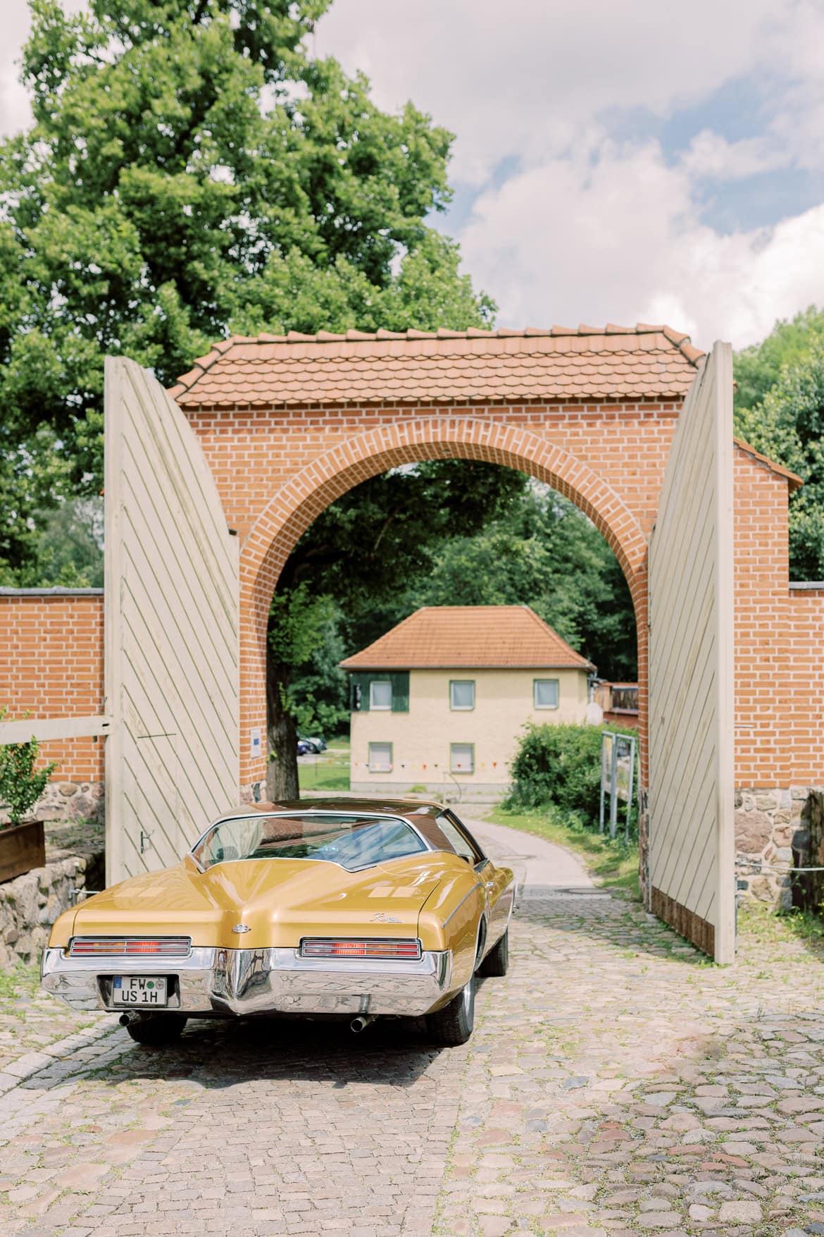 Hochzeit auf Burg Storkow mit freier Trauung im elterlichen Vierseithof