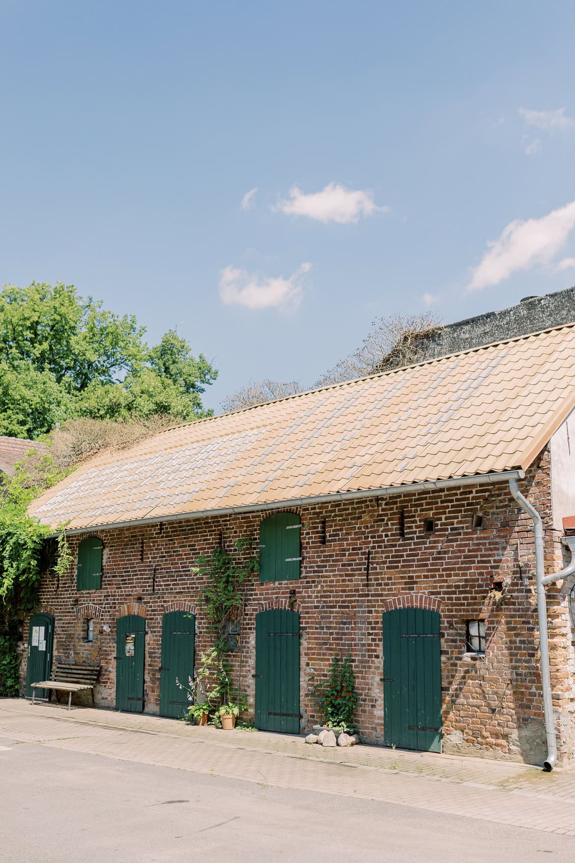 Hochzeit auf Burg Storkow mit freier Trauung im elterlichen Vierseithof