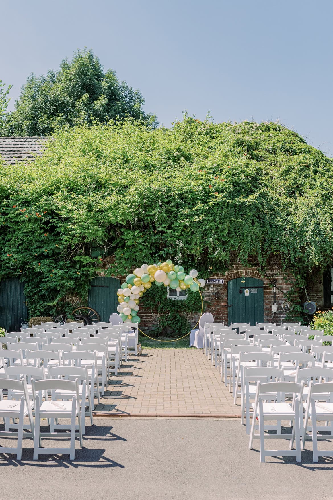 Hochzeit auf Burg Storkow mit freier Trauung im elterlichen Vierseithof