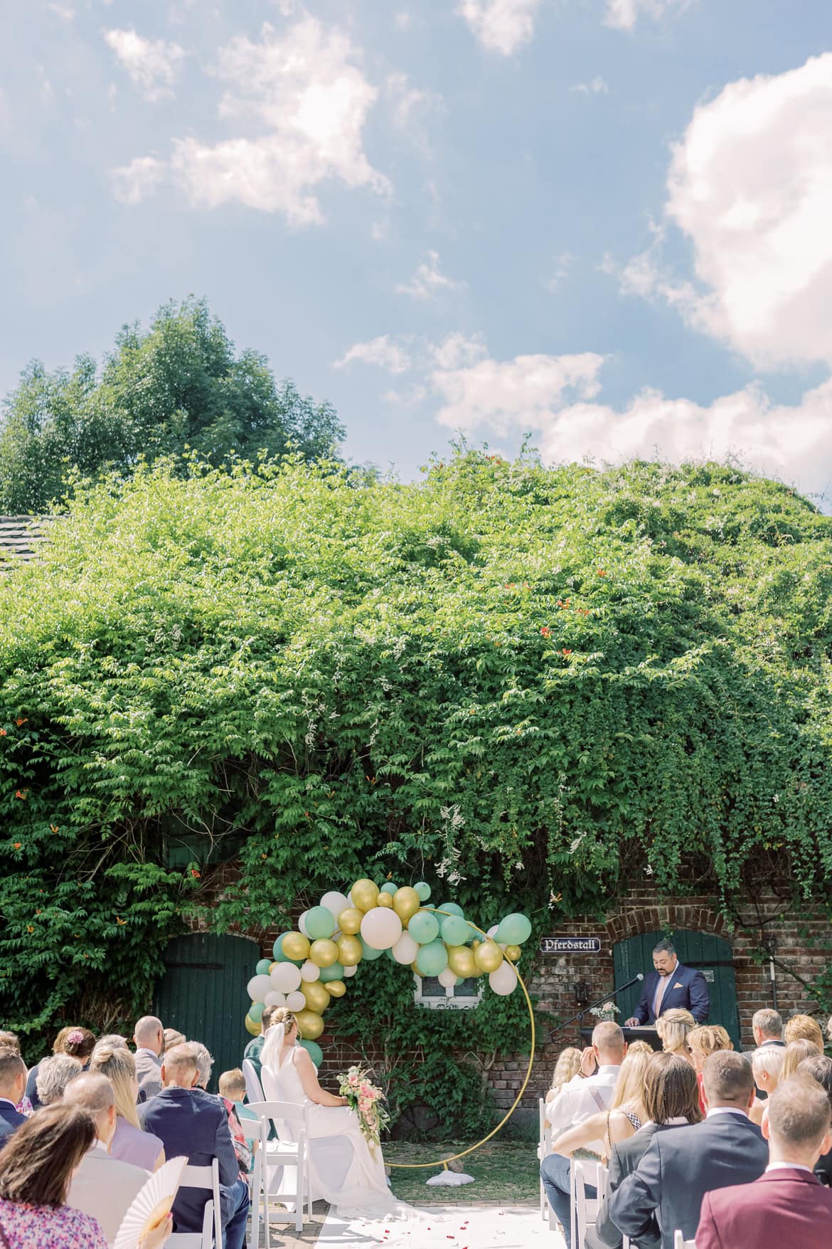 Hochzeit auf Burg Storkow mit freier Trauung im elterlichen Vierseithof