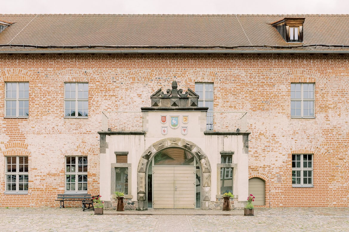 Hochzeit auf Burg Storkow mit freier Trauung im elterlichen Vierseithof