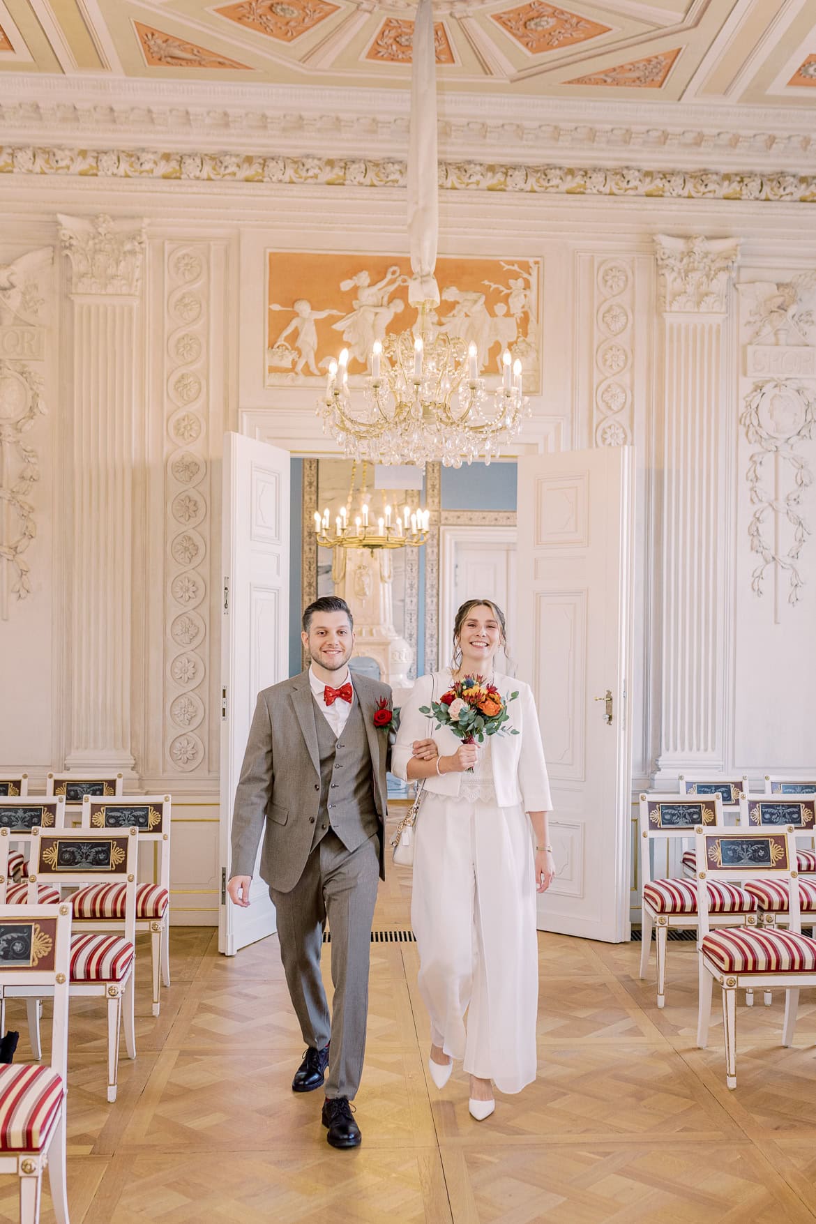 Herbst Hochzeit mit Sonne im Schloss Friedrichsfelde, Berlin