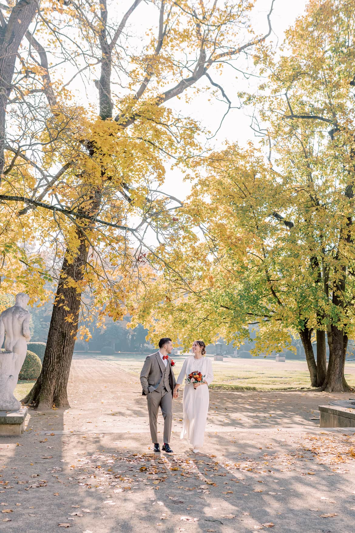 Herbst Hochzeit mit Sonne im Schloss Friedrichsfelde, Berlin