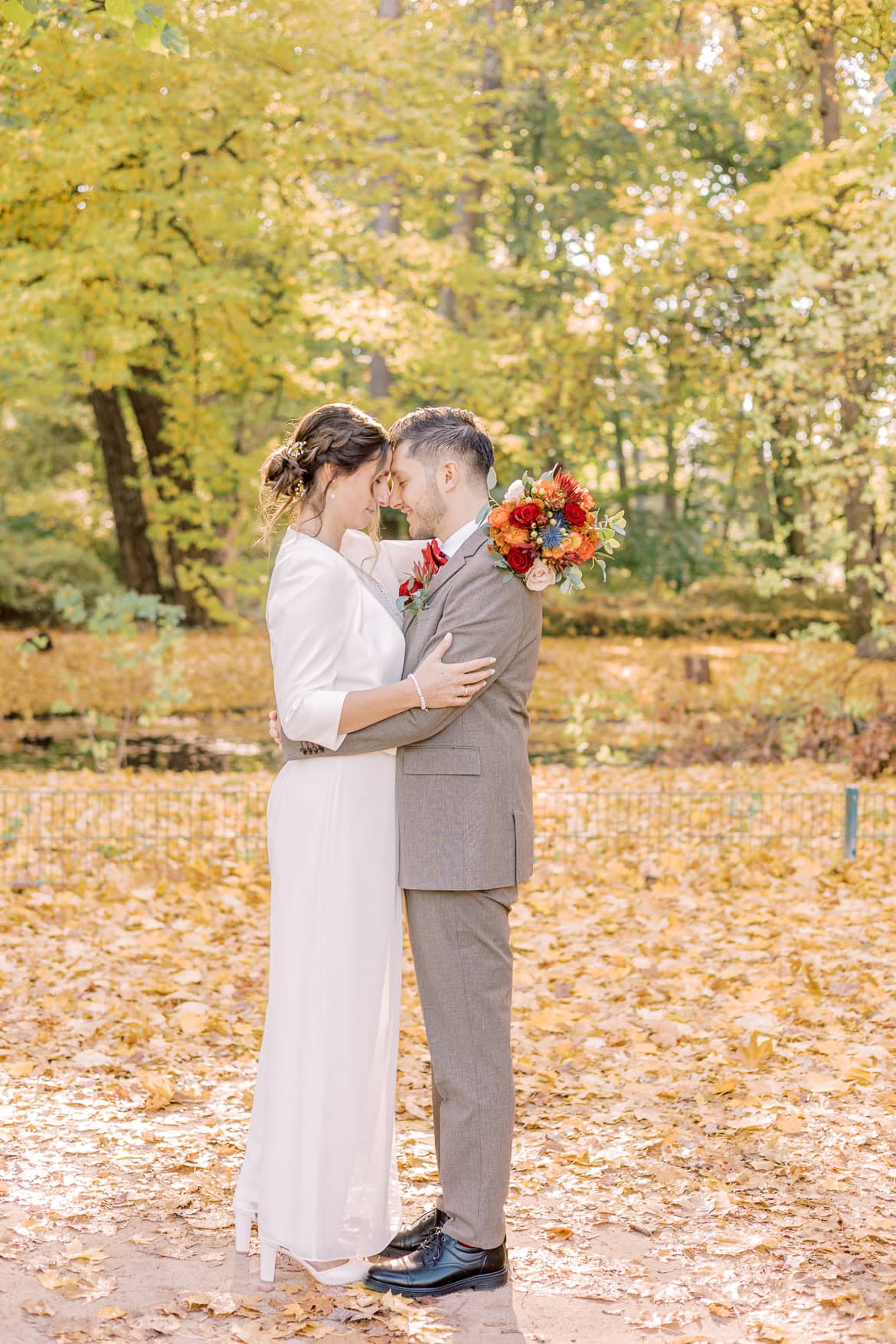 Herbst Hochzeit mit Sonne im Schloss Friedrichsfelde, Berlin