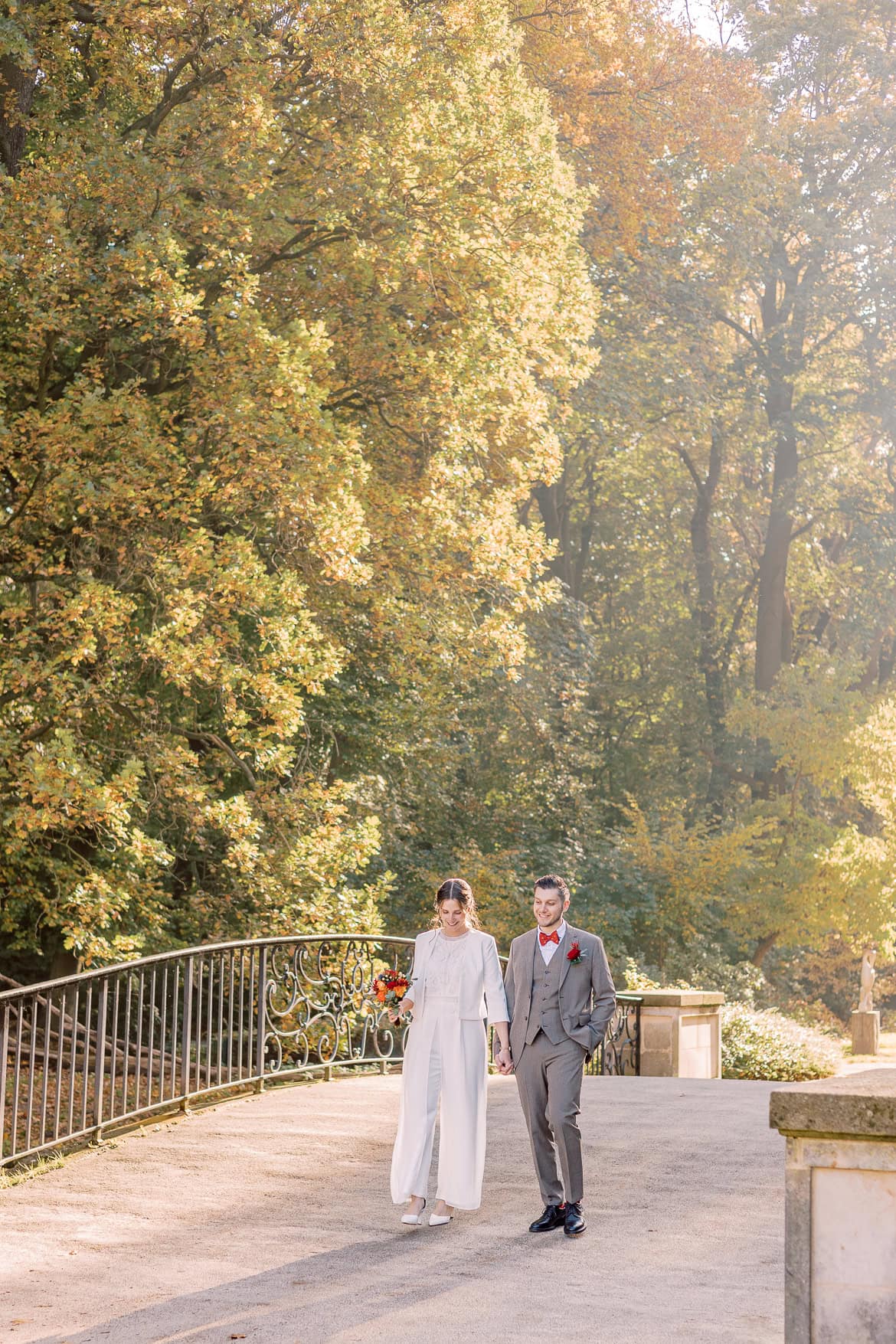 Herbst Hochzeit mit Sonne im Schloss Friedrichsfelde, Berlin