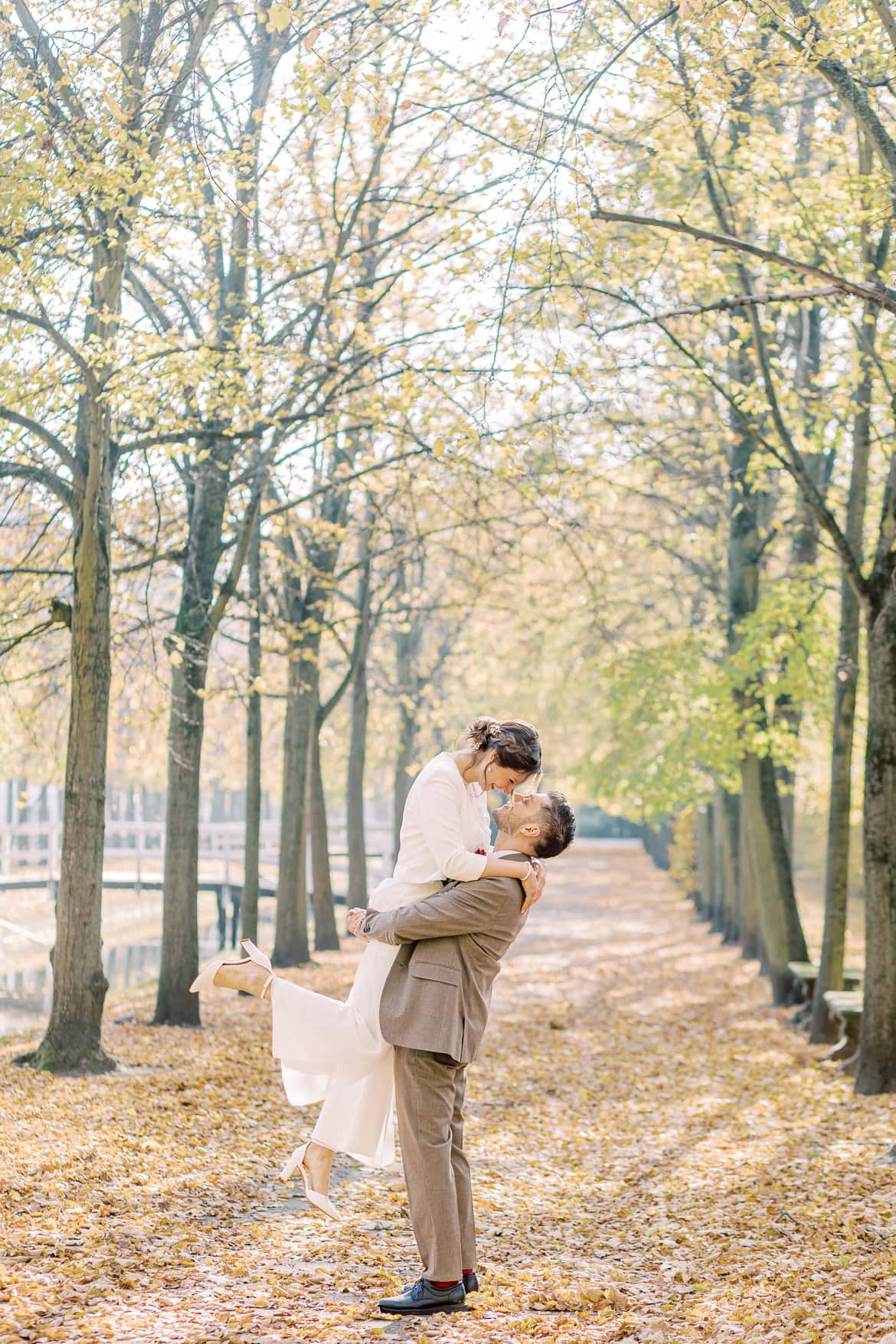 Herbst Hochzeit mit Sonne im Schloss Friedrichsfelde, Berlin