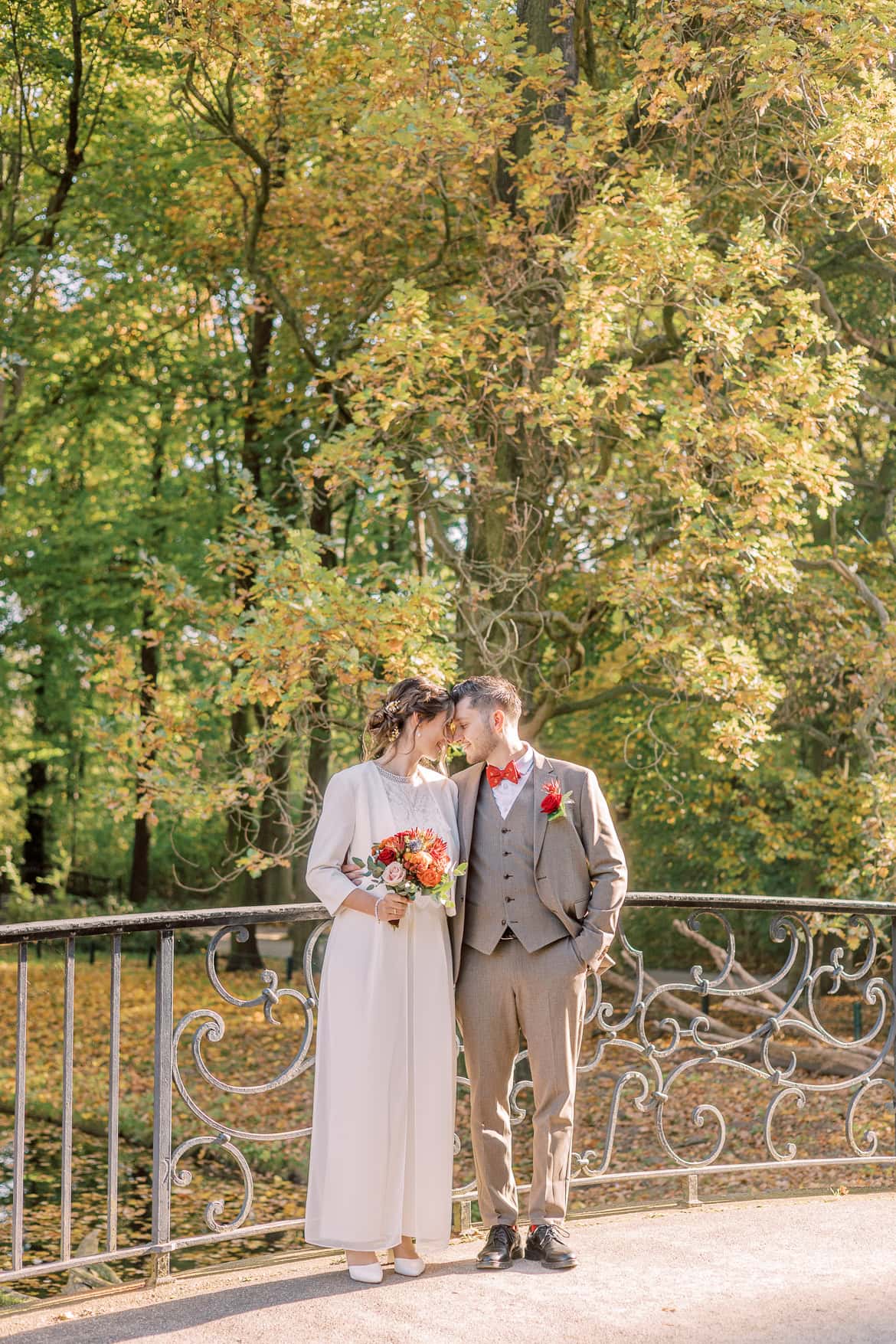 Herbst Hochzeit mit Sonne im Schloss Friedrichsfelde, Berlin