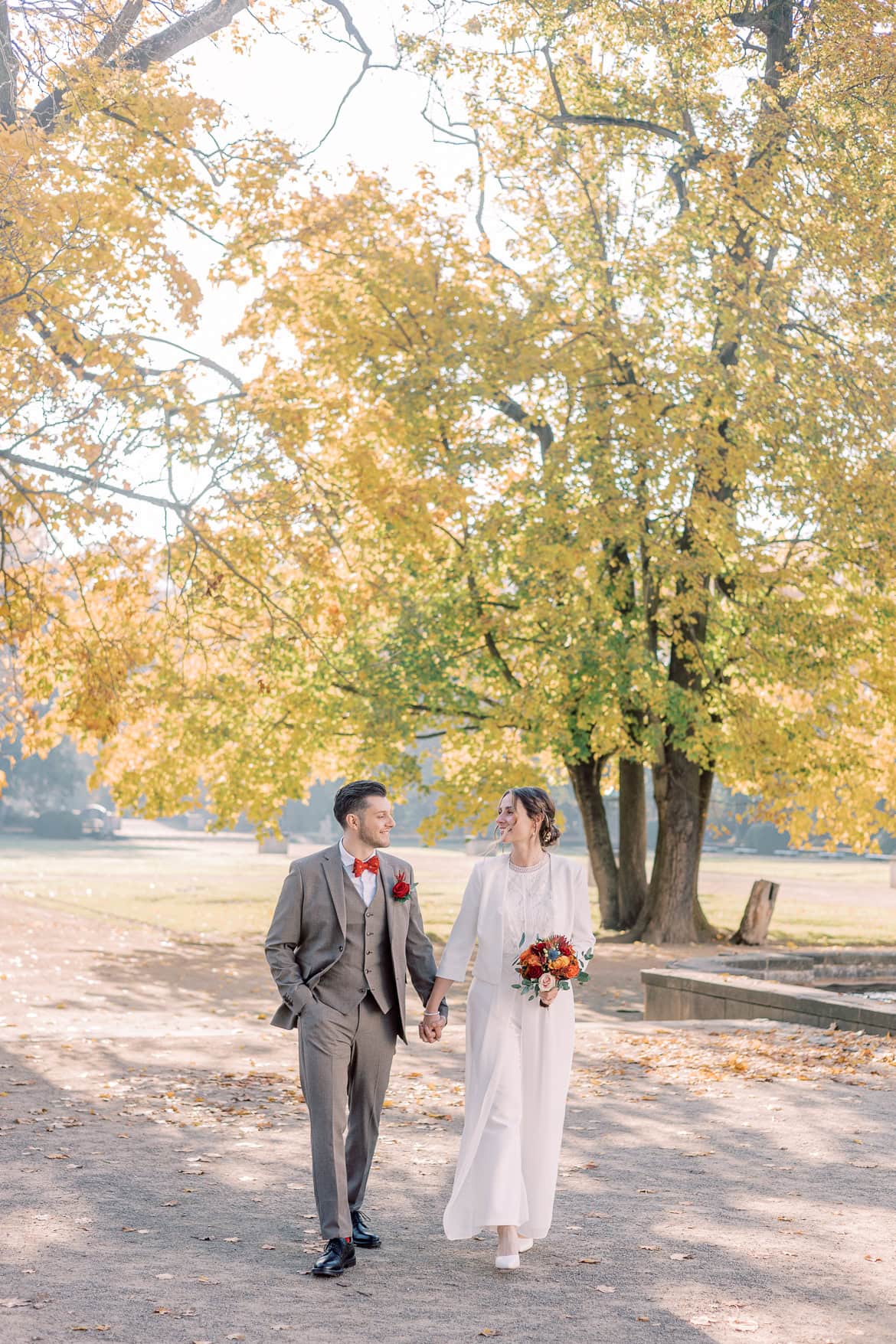 Herbst Hochzeit mit Sonne im Schloss Friedrichsfelde, Berlin