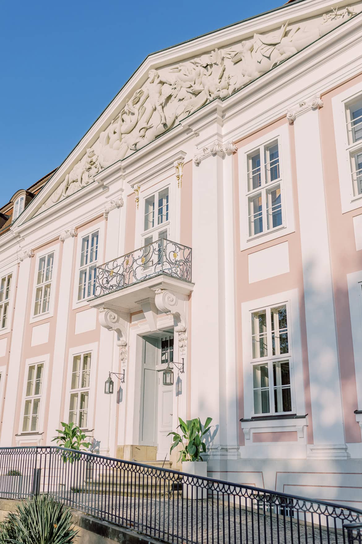 Herbst Hochzeit mit Sonne im Schloss Friedrichsfelde, Berlin