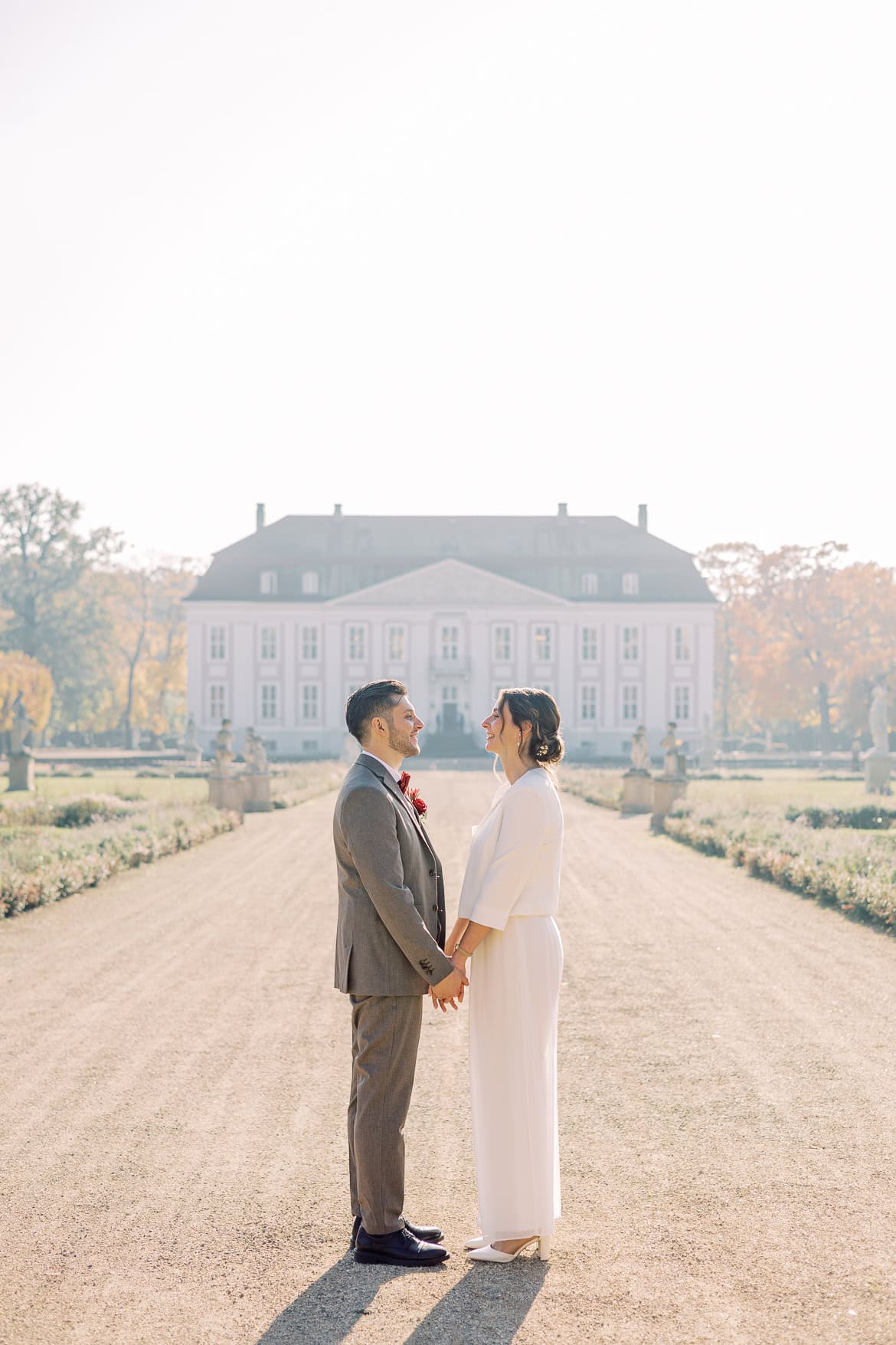 Herbst Hochzeit mit Sonne im Schloss Friedrichsfelde, Berlin