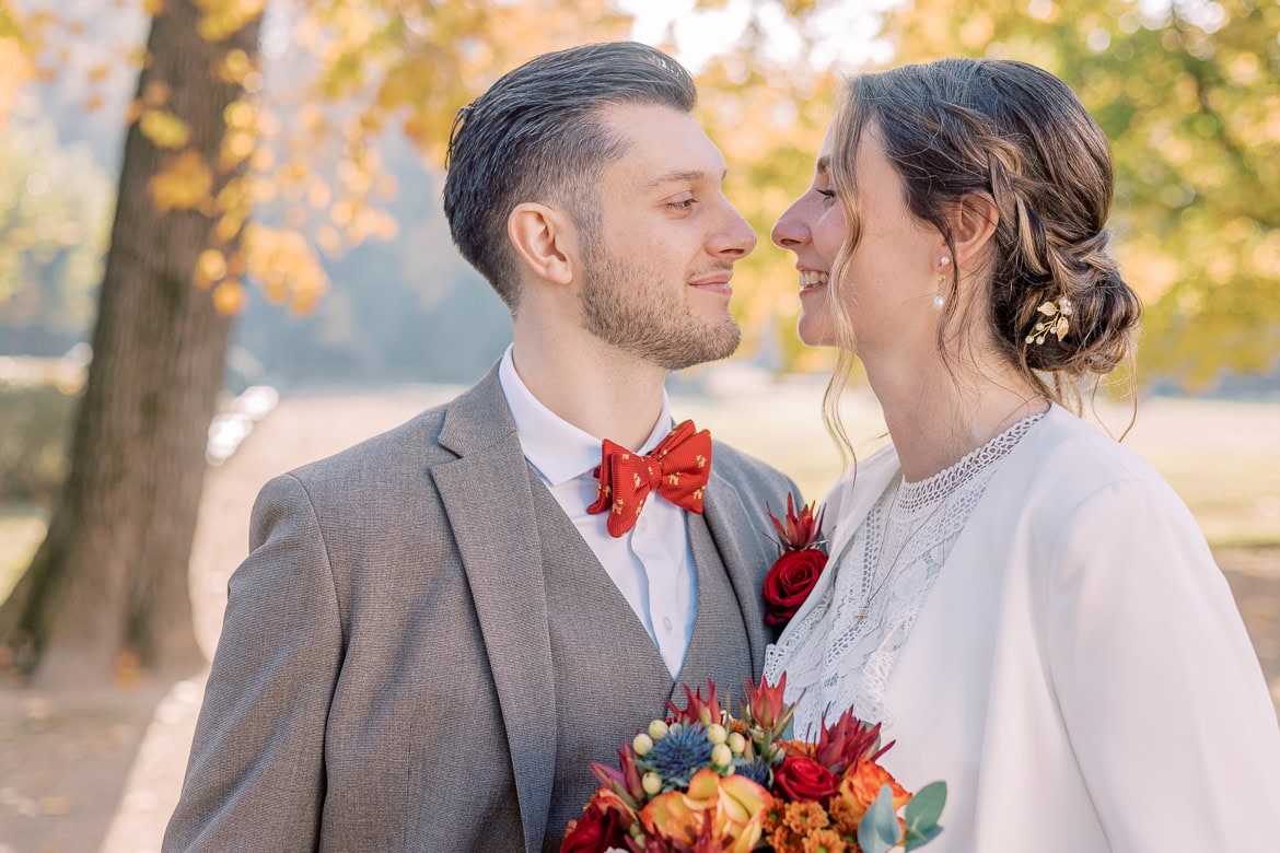 Herbst Hochzeit mit Sonne im Schloss Friedrichsfelde, Berlin