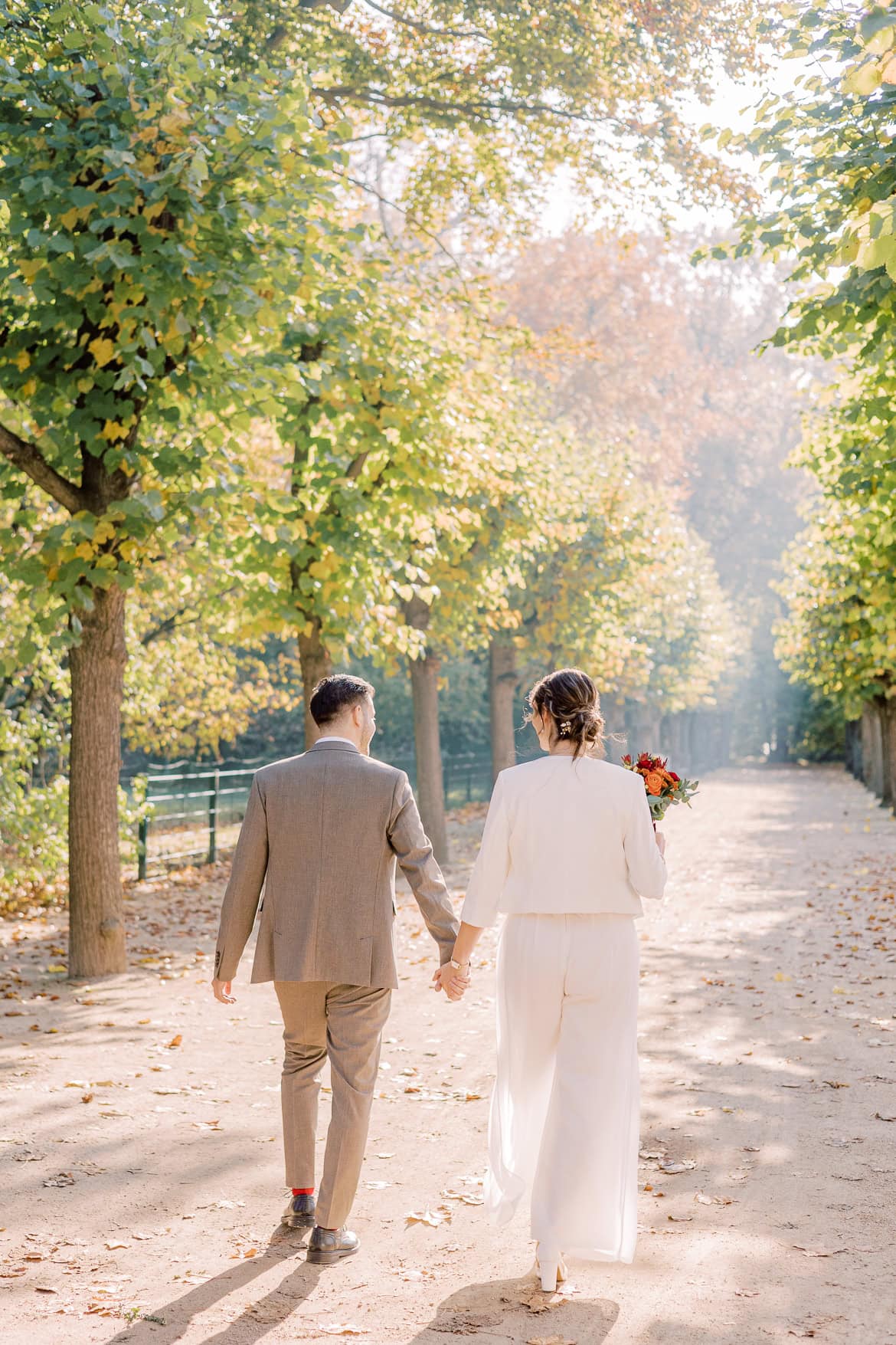 Herbst Hochzeit mit Sonne im Schloss Friedrichsfelde, Berlin