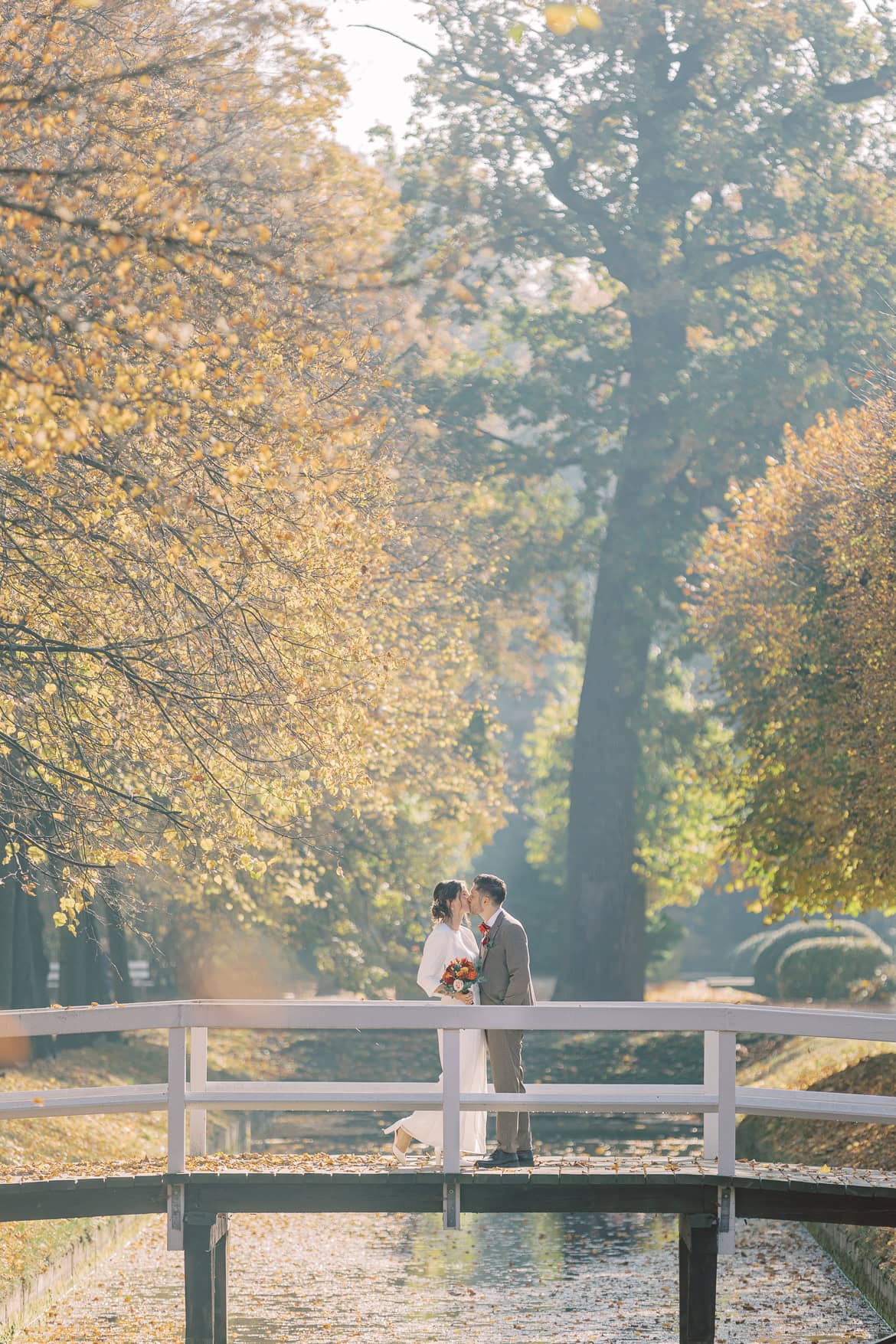 Herbst Hochzeit mit Sonne im Schloss Friedrichsfelde, Berlin