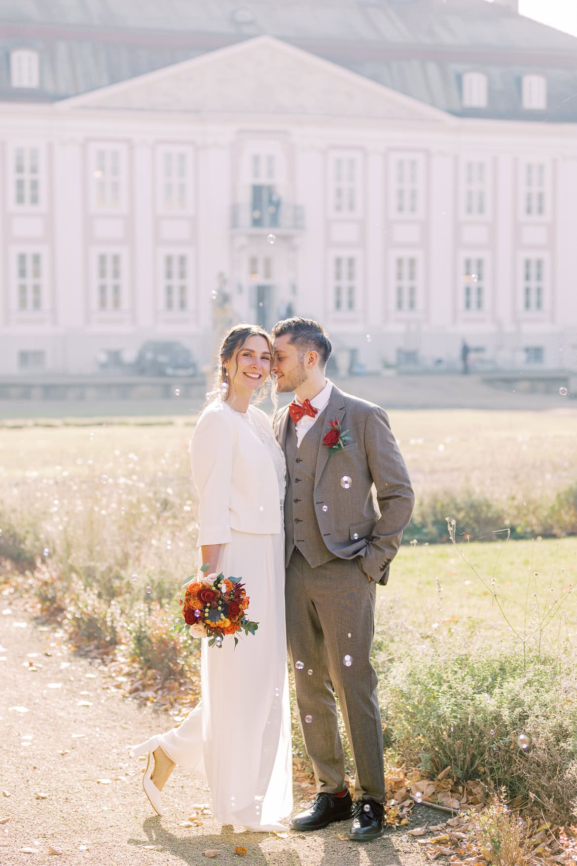 Herbst Hochzeit mit Sonne im Schloss Friedrichsfelde, Berlin