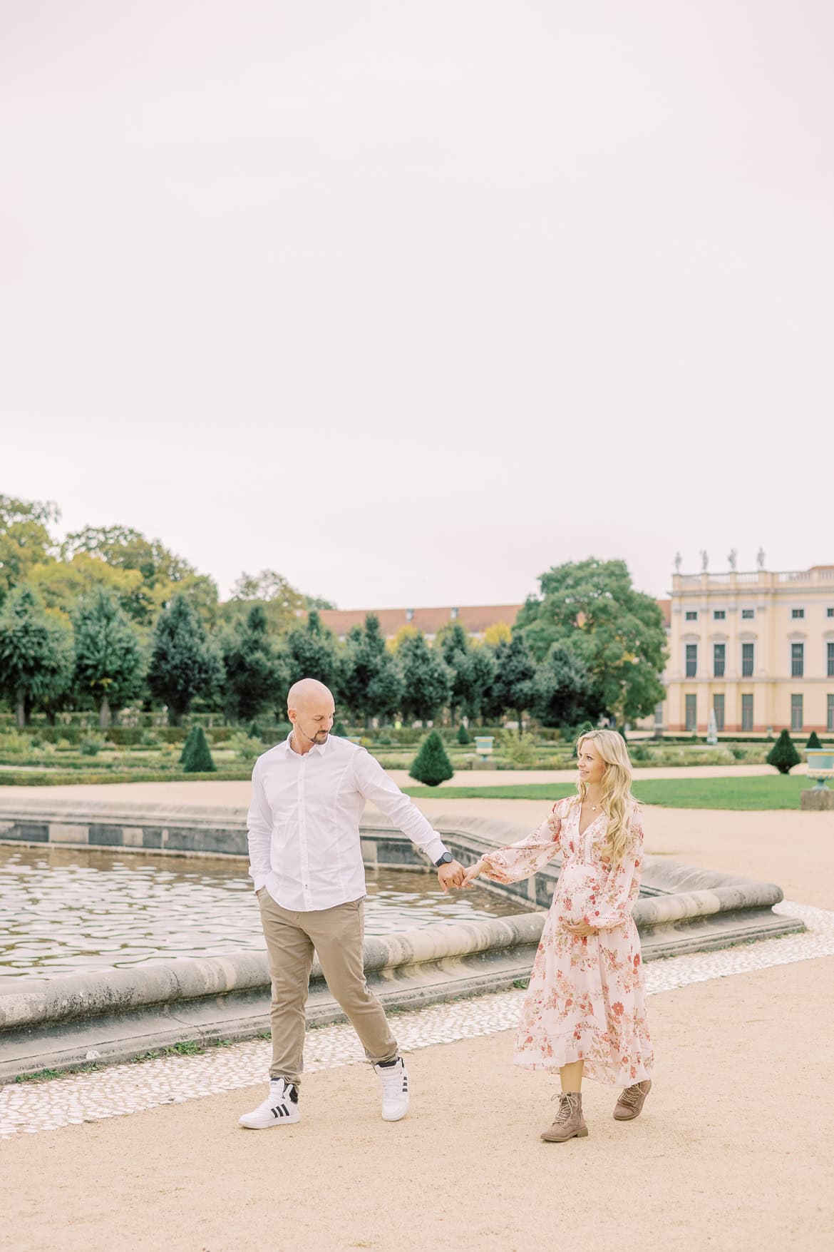 Babybauch Portraits beim Schloss Charlottenburg, Berlin