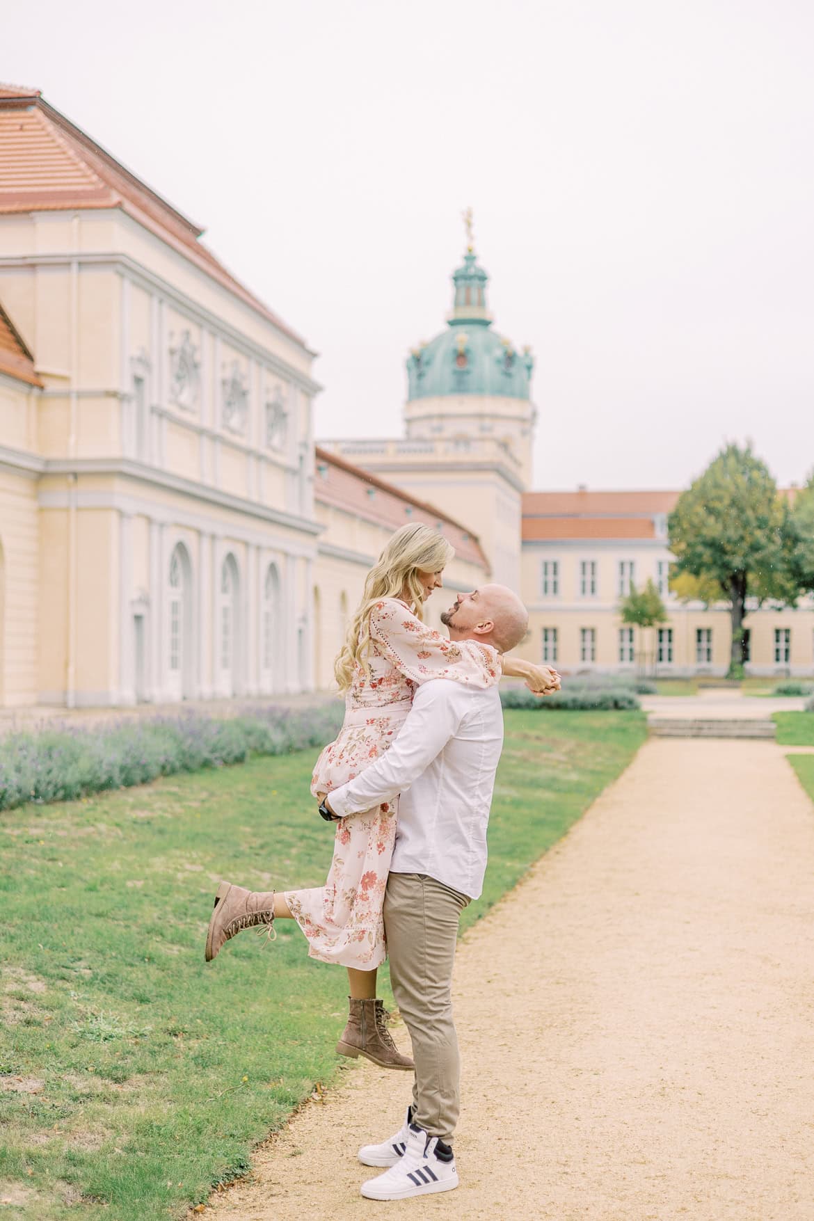 Babybauch Portraits beim Schloss Charlottenburg, Berlin