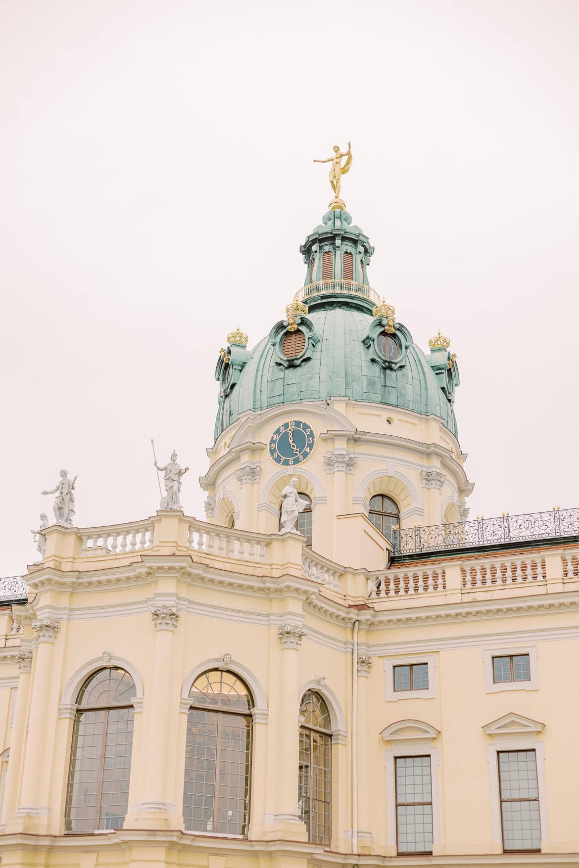 Babybauch Portraits beim Schloss Charlottenburg, Berlin