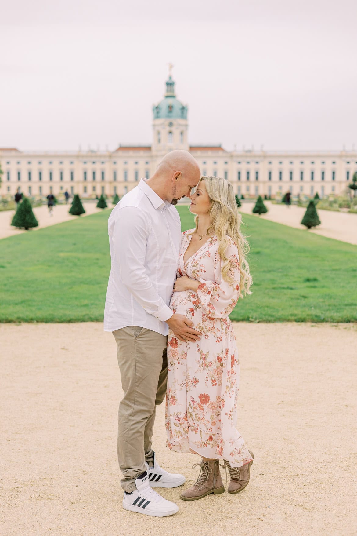 Babybauch Portraits beim Schloss Charlottenburg, Berlin