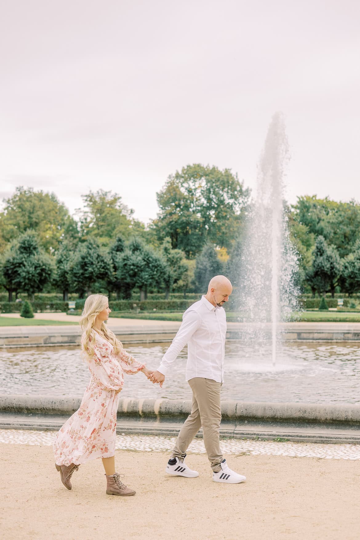 Babybauch Portraits beim Schloss Charlottenburg, Berlin