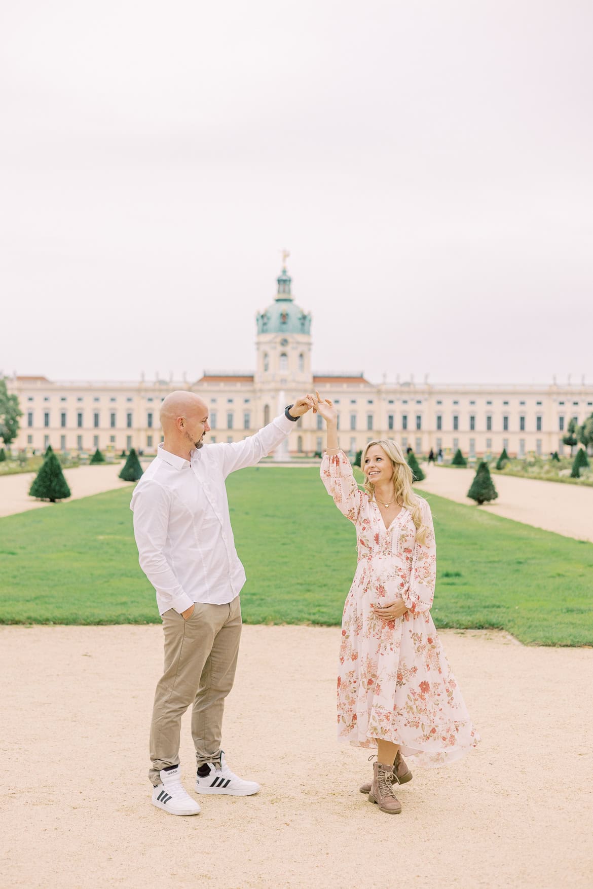 Babybauch Portraits beim Schloss Charlottenburg, Berlin