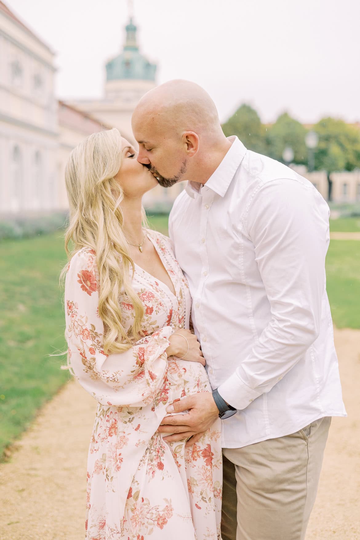 Babybauch Portraits beim Schloss Charlottenburg, Berlin