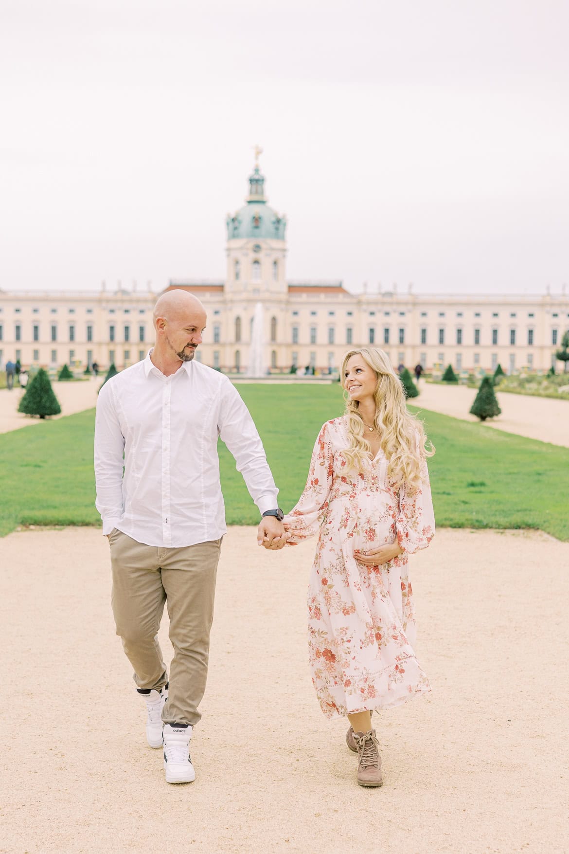 Babybauch Portraits beim Schloss Charlottenburg, Berlin