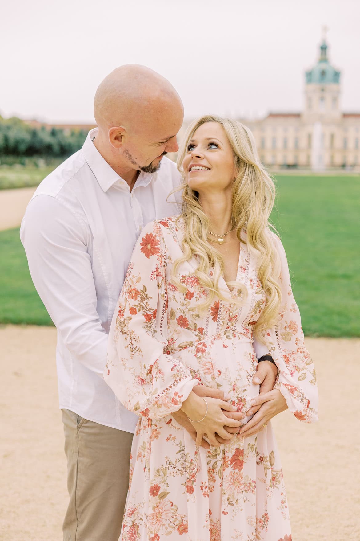 Babybauch Portraits beim Schloss Charlottenburg, Berlin