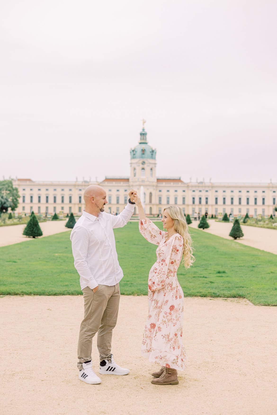 Babybauch Portraits beim Schloss Charlottenburg, Berlin