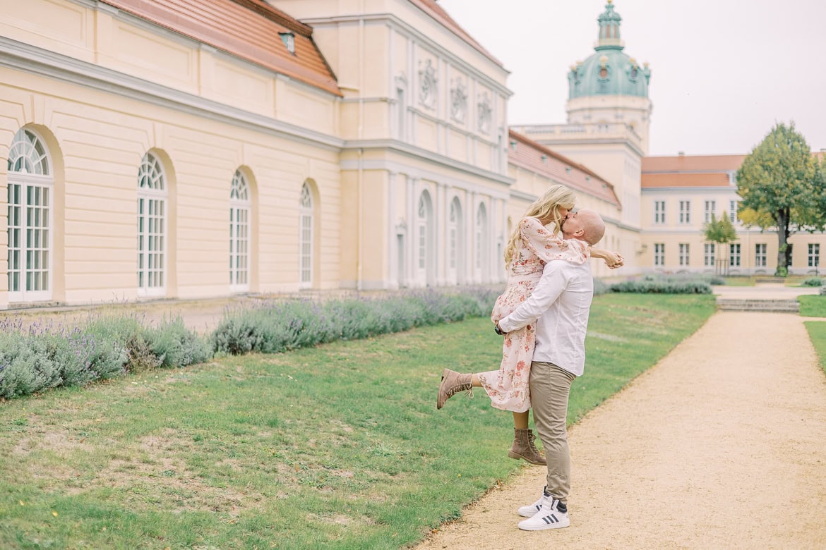 Babybauch Portraits beim Schloss Charlottenburg, Berlin