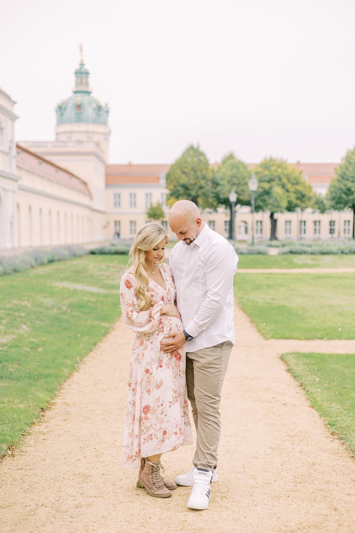 Babybauch Portraits beim Schloss Charlottenburg, Berlin